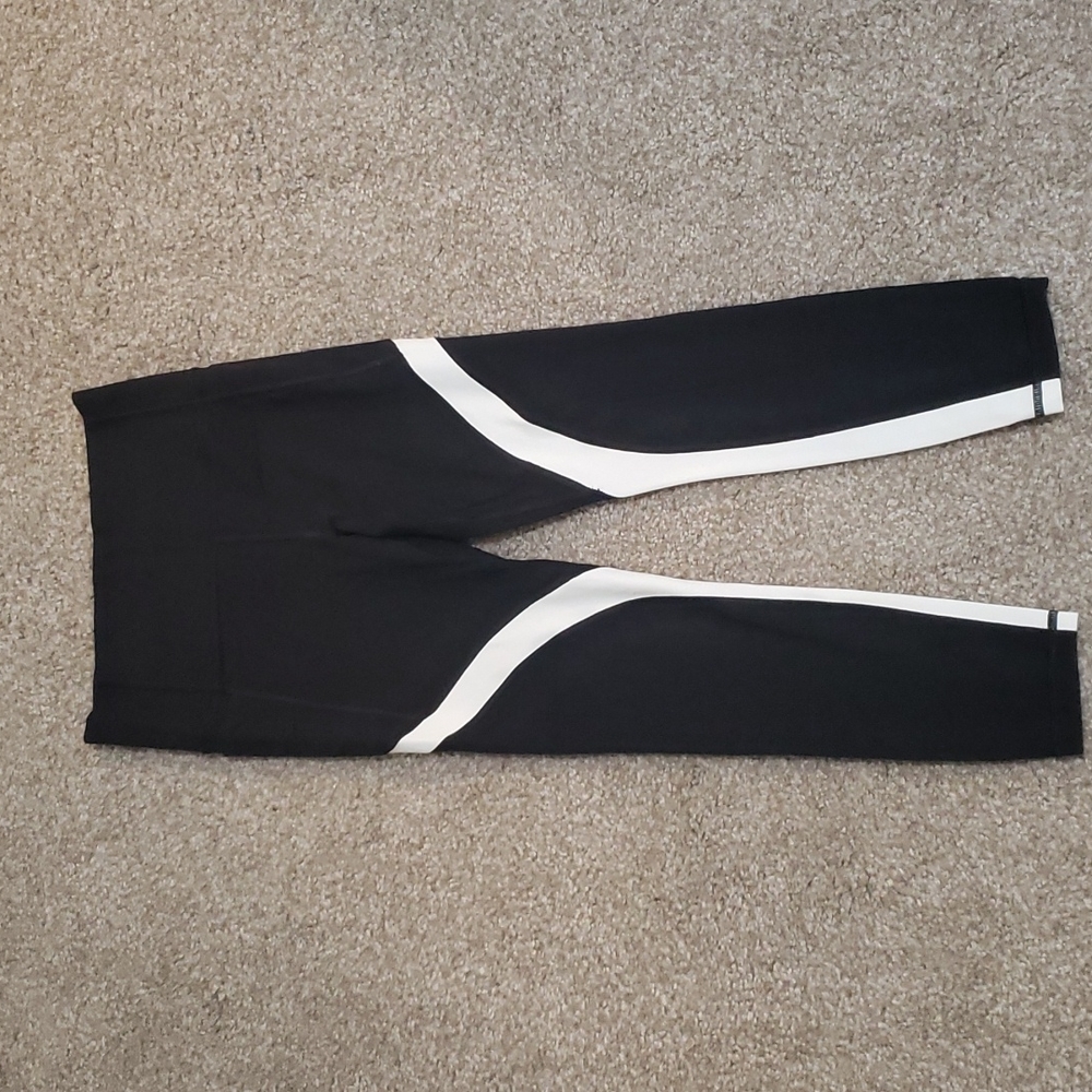 Black and white Athleta leggings
